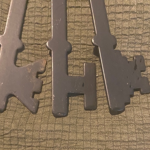 Black Metal Key Wall Decor - Picture 2 of 2